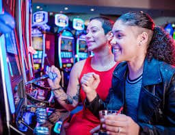 Croupier mengelola meja live casino dengan interaksi real-time kepada pemain